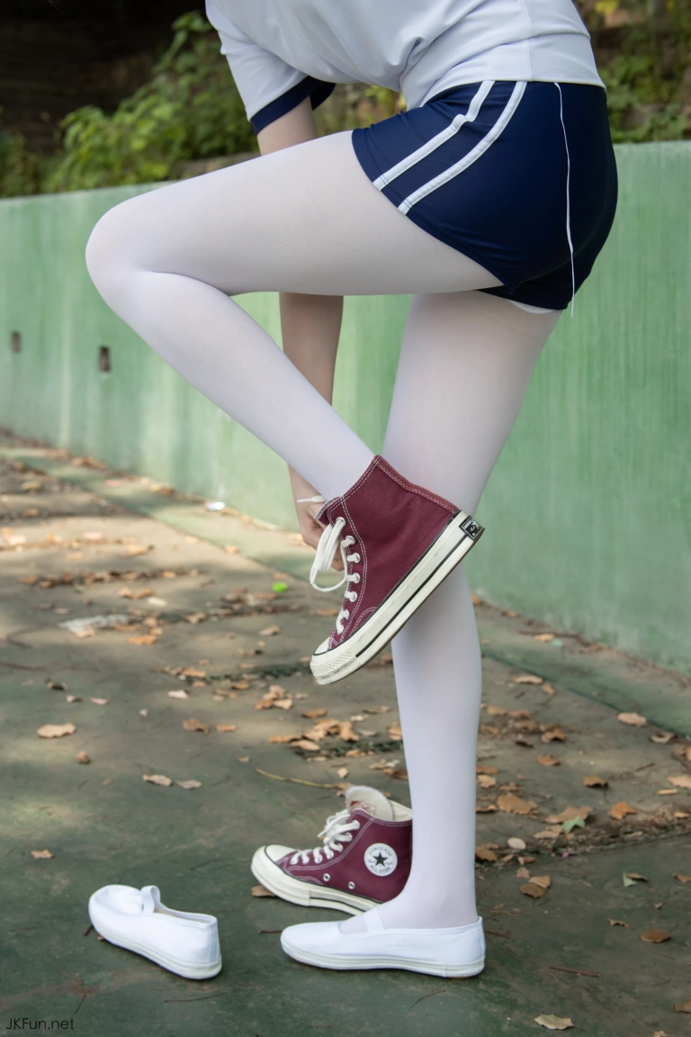 森萝财团《JKFUN-019 《外景体操服》 80D白丝 Aika》主题写真：139张全套美图，含1个视频