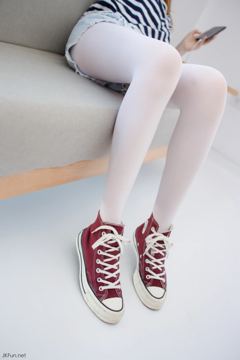 森萝财团《JKFUN-020 80D白丝 Aika》主题写真：98张全套美图，含1个视频