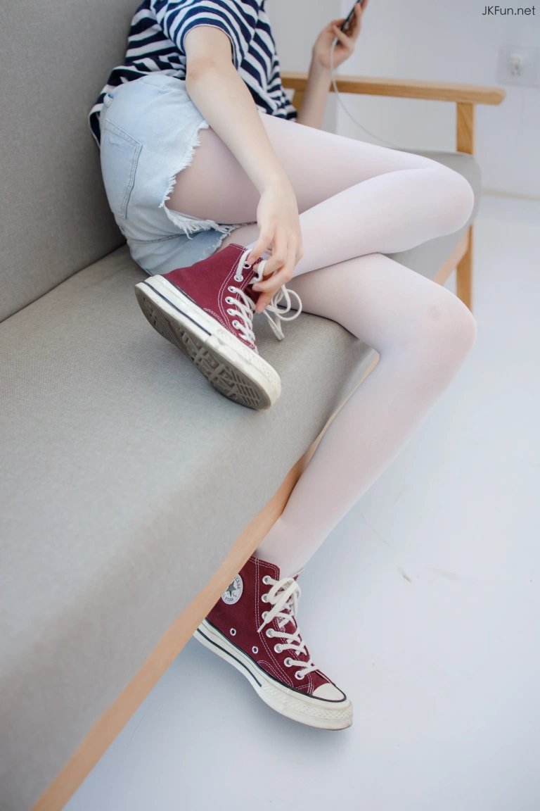 森萝财团《JKFUN-020 80D白丝 Aika》主题写真：98张全套美图，含1个视频