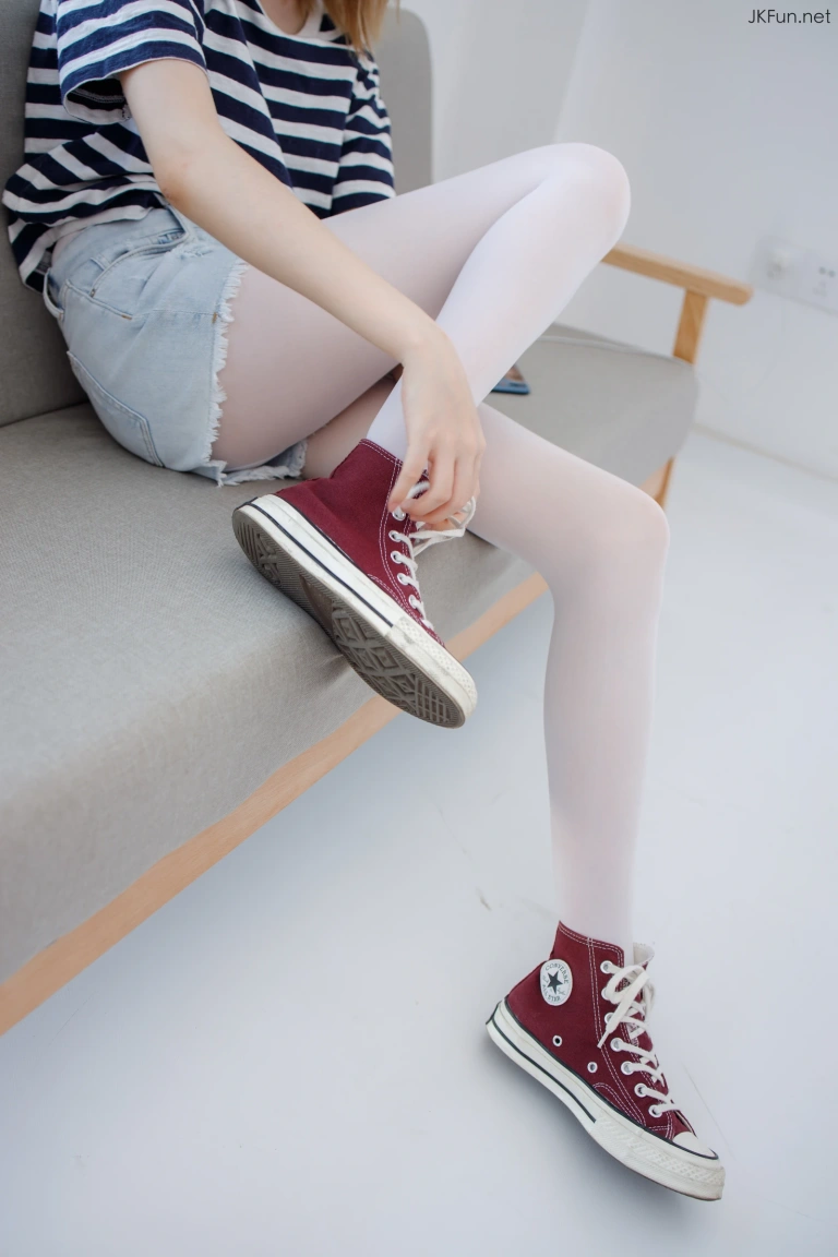 森萝财团《JKFUN-020 80D白丝 Aika》主题写真：98张全套美图，含1个视频