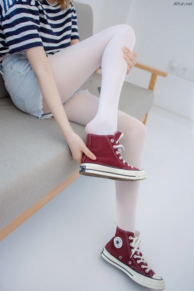 森萝财团《JKFUN-020 80D白丝 Aika》主题写真：98张全套美图，含1个视频