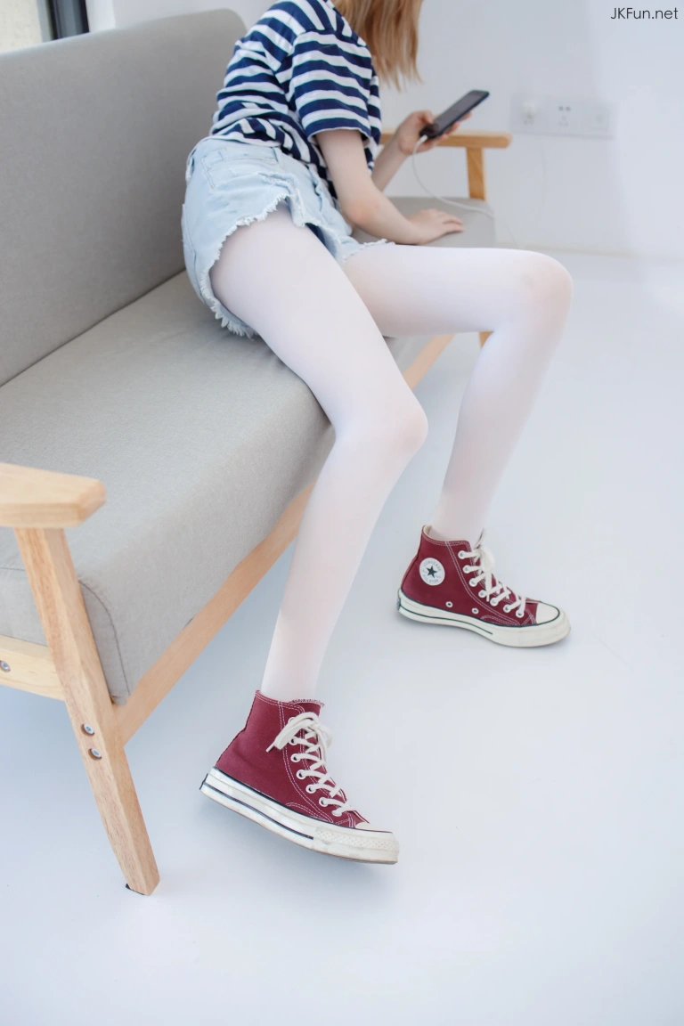 森萝财团《JKFUN-020 80D白丝 Aika》主题写真：98张全套美图，含1个视频