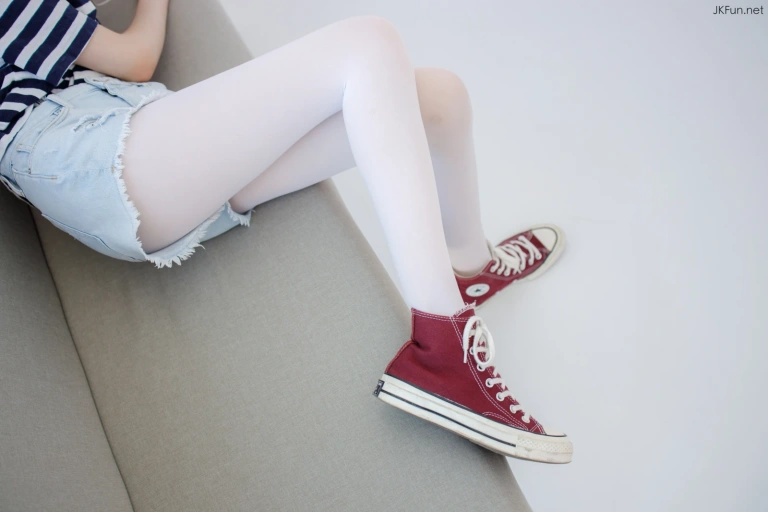 森萝财团《JKFUN-020 80D白丝 Aika》主题写真：98张全套美图，含1个视频