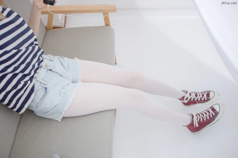 森萝财团《JKFUN-020 80D白丝 Aika》主题写真：98张全套美图，含1个视频