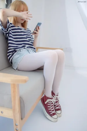 森萝财团《JKFUN-020 80D白丝 Aika》主题写真：98张全套美图，含1个视频