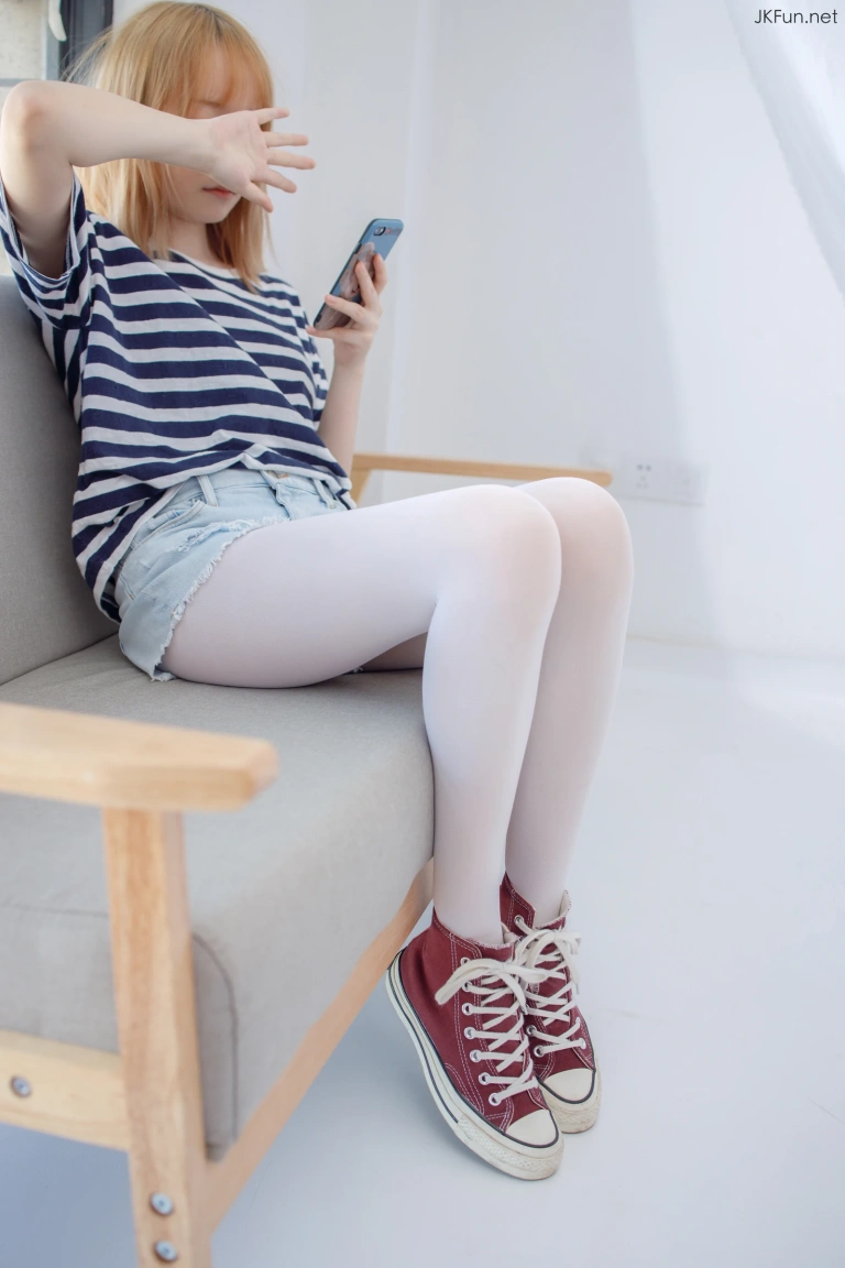 森萝财团《JKFUN-020 80D白丝 Aika》主题写真：98张全套美图，含1个视频