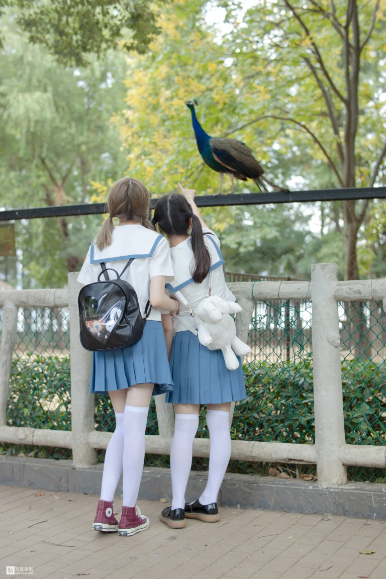 森萝财团《JKFUN-025 《两女一ZOO》 80D白丝过膝袜 默陌&Aika》主题写真：93张全套美图