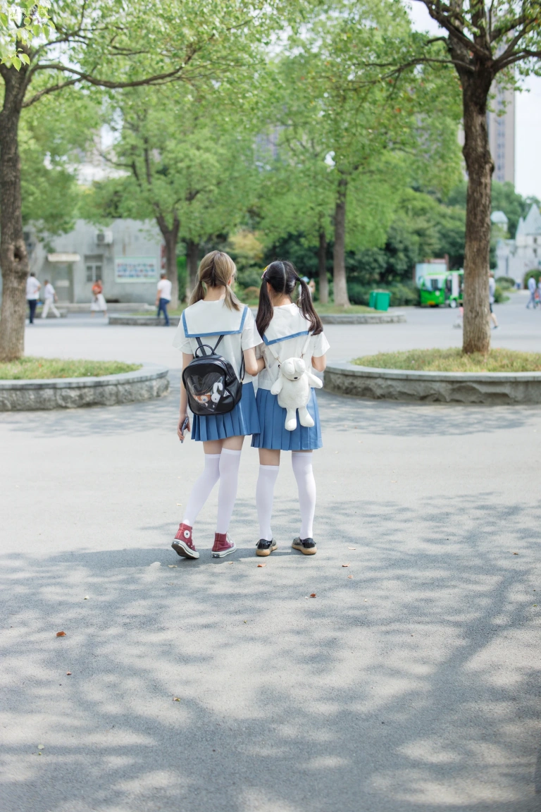 森萝财团《JKFUN-025 《两女一ZOO》 80D白丝过膝袜 默陌&Aika》主题写真：93张全套美图