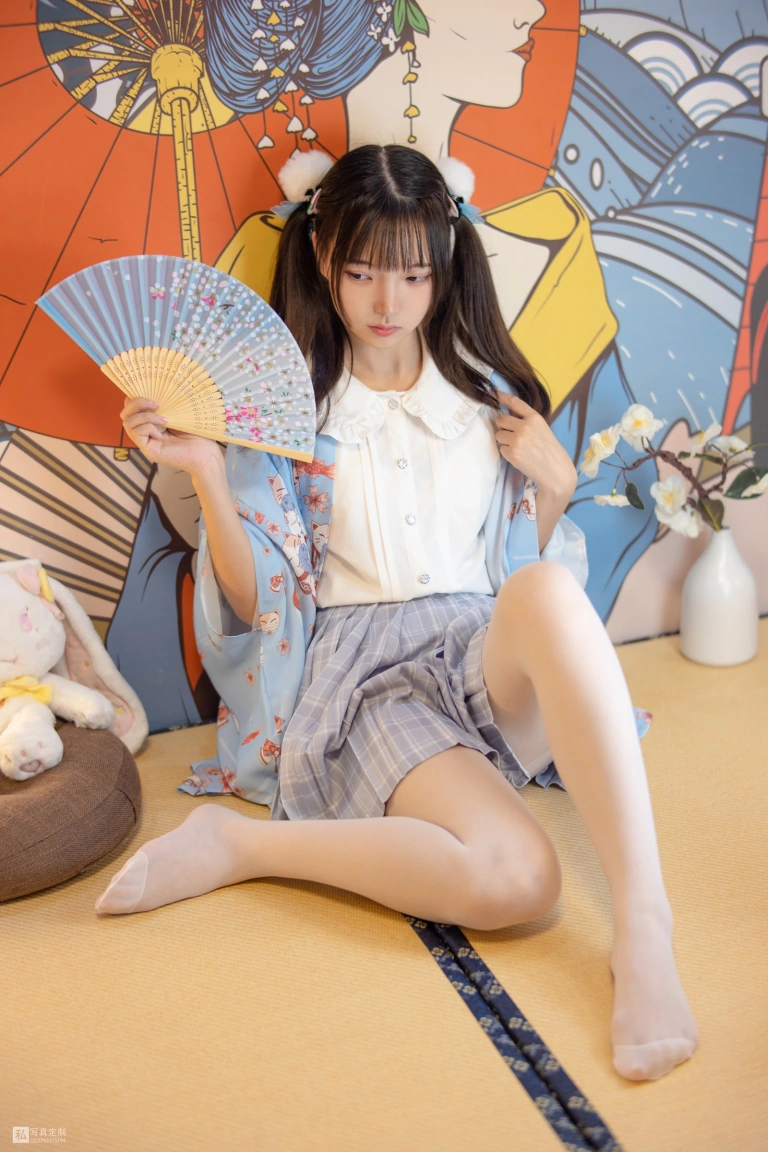 森萝财团《JKFUN-027 《花里胡哨的民宿》 15D白丝 默陌》主题写真：65张全套美图，含1个视频