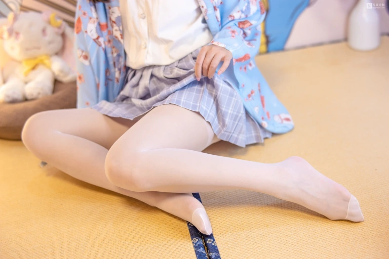 森萝财团《JKFUN-027 《花里胡哨的民宿》 15D白丝 默陌》主题写真：65张全套美图，含1个视频