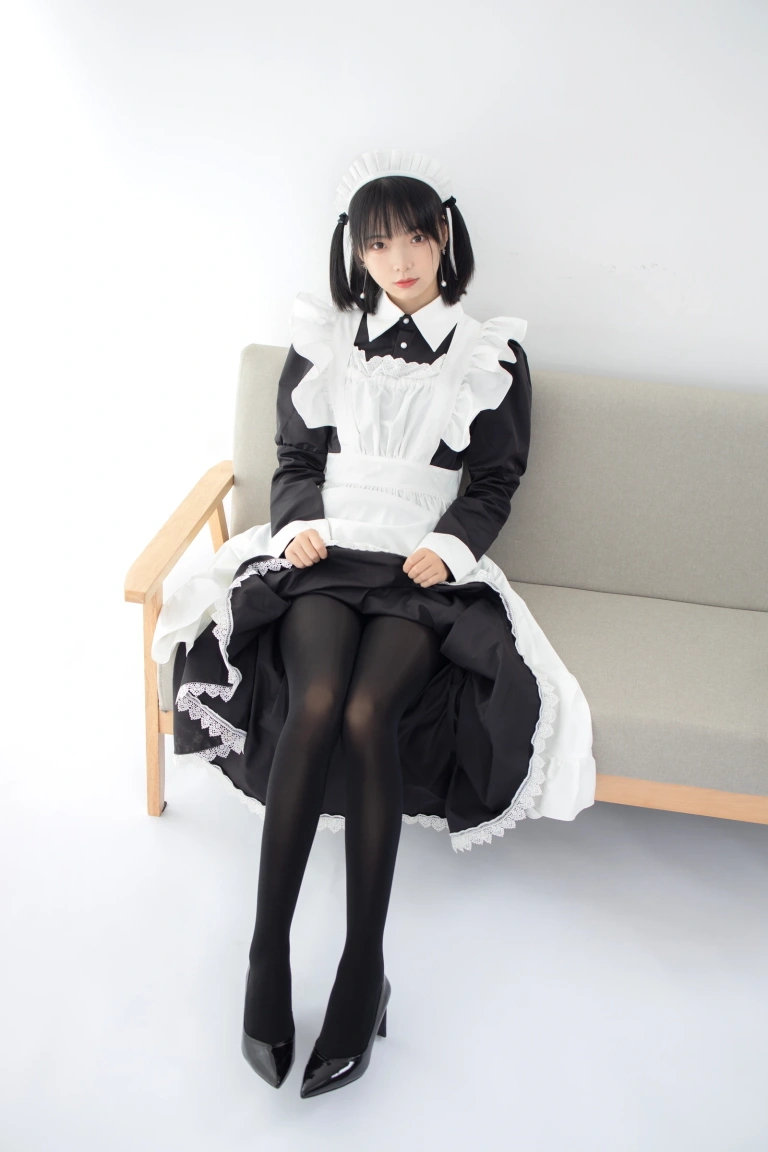 森萝财团《JKFUN-029 《卉女仆》 踩物 80D黑丝》主题写真：67张全套美图，含1个视频