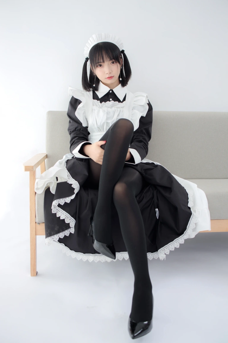 森萝财团《JKFUN-029 《卉女仆》 踩物 80D黑丝》主题写真：67张全套美图，含1个视频