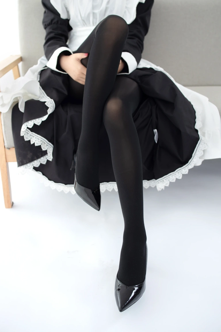 森萝财团《JKFUN-029 《卉女仆》 踩物 80D黑丝》主题写真：67张全套美图，含1个视频