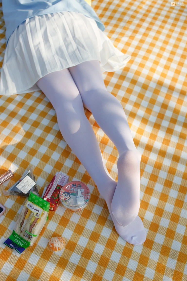 森萝财团《JKFUN-031 《野餐、爆蛋和彩蛋》 踩物 白丝50D 默陌》主题写真：23张全套美图，含1个视频