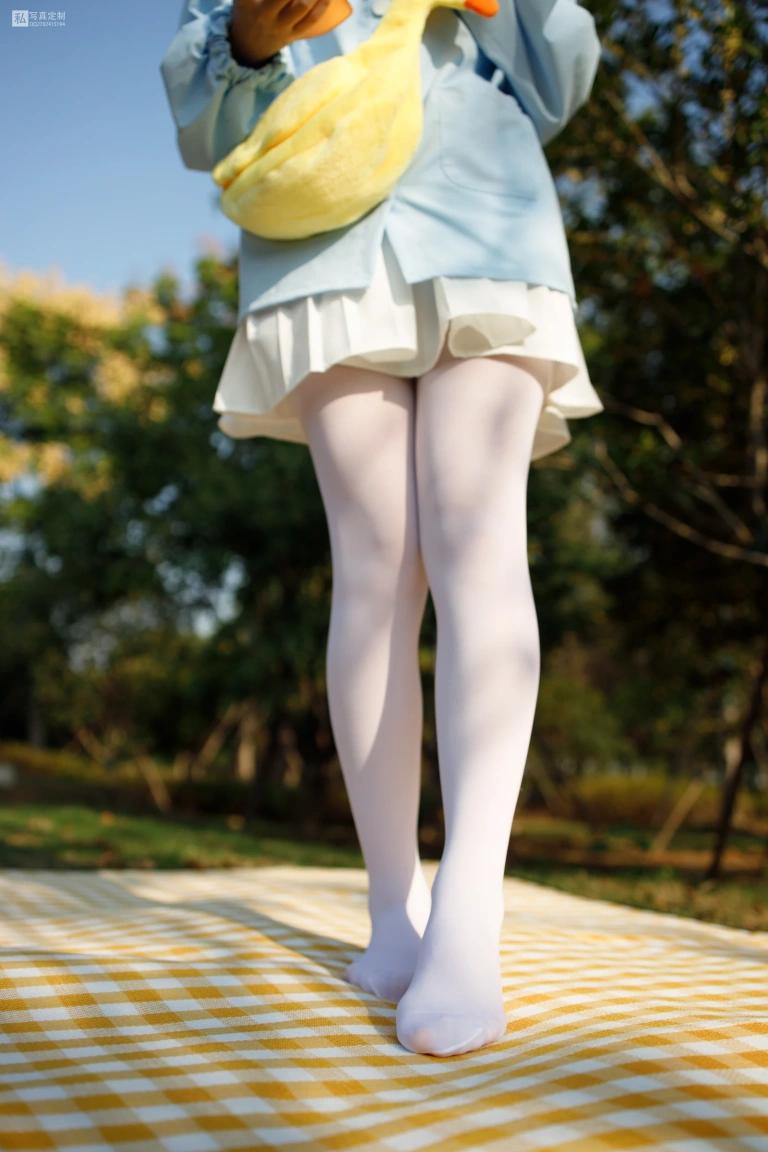 森萝财团《JKFUN-031 《野餐、爆蛋和彩蛋》 踩物 白丝50D 默陌》主题写真：23张全套美图，含1个视频