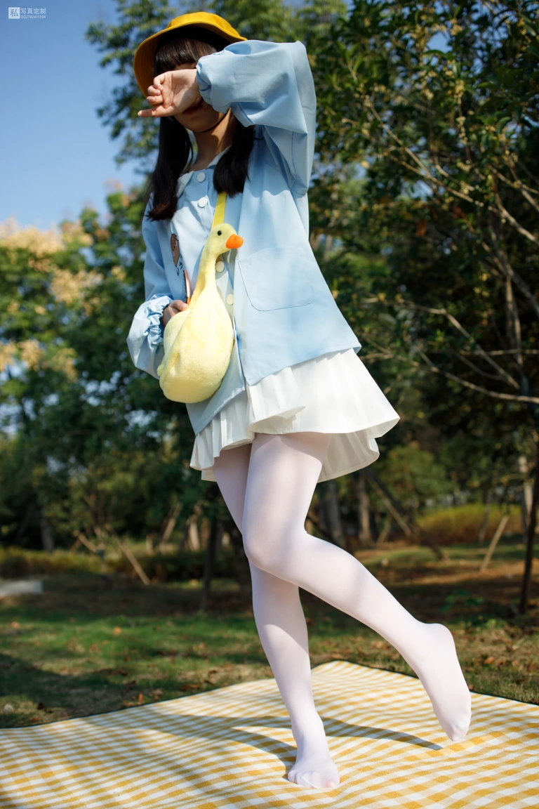 森萝财团《JKFUN-031 《野餐、爆蛋和彩蛋》 踩物 白丝50D 默陌》主题写真：23张全套美图，含1个视频