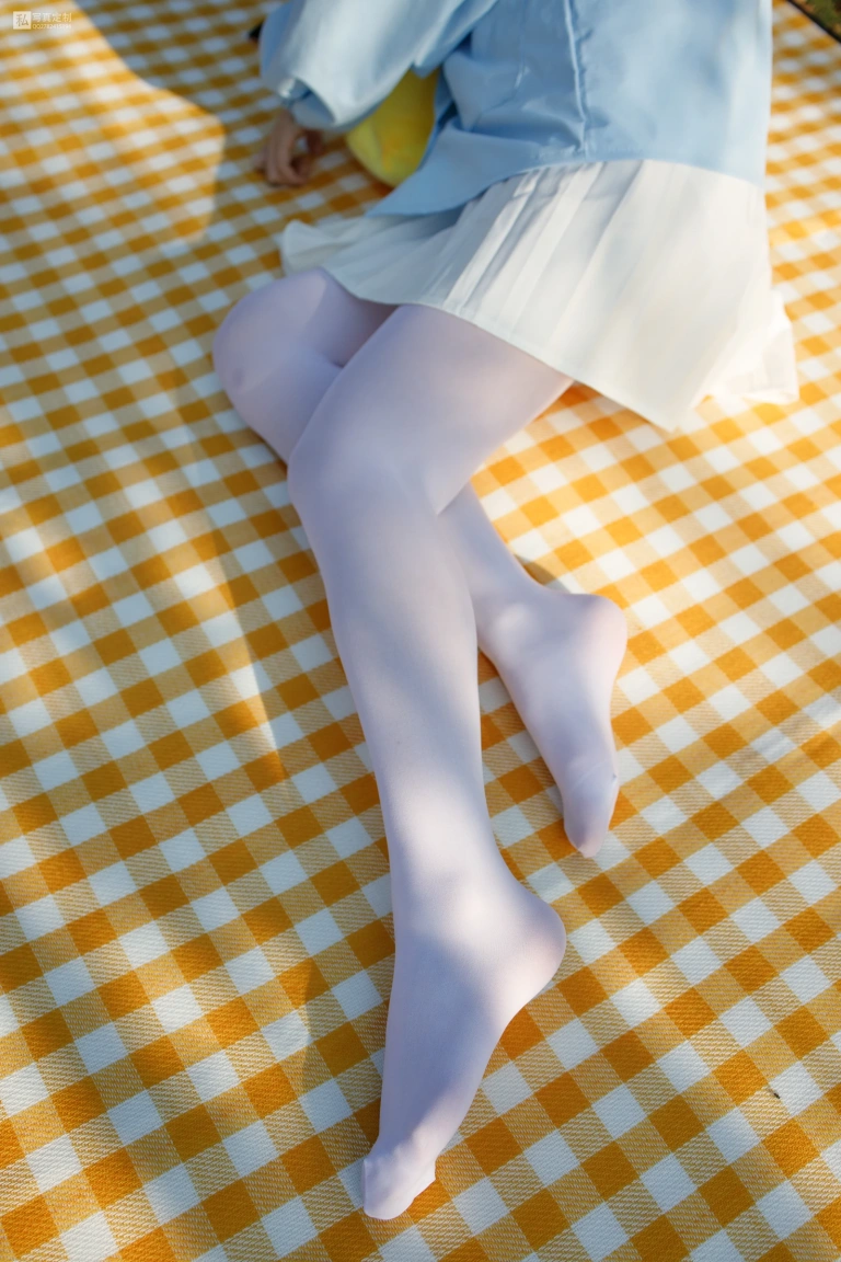 森萝财团《JKFUN-031 《野餐、爆蛋和彩蛋》 踩物 白丝50D 默陌》主题写真：23张全套美图，含1个视频