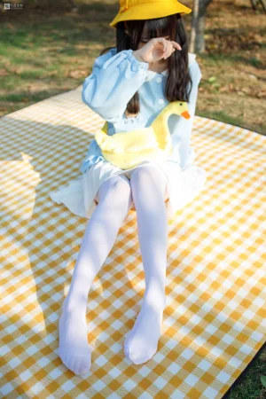 森萝财团《JKFUN-031 《野餐、爆蛋和彩蛋》 踩物 白丝50D 默陌》主题写真：23张全套美图，含1个视频