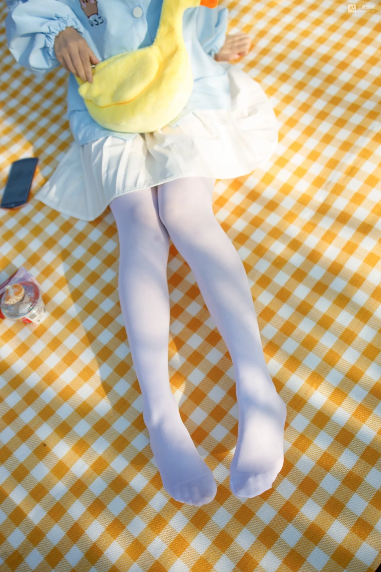 森萝财团《JKFUN-031 《野餐、爆蛋和彩蛋》 踩物 白丝50D 默陌》主题写真：23张全套美图，含1个视频