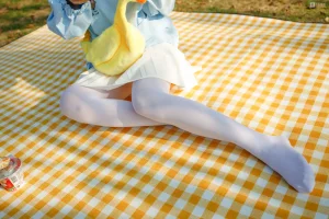 森萝财团《JKFUN-031 《野餐、爆蛋和彩蛋》 踩物 白丝50D 默陌》主题写真：23张全套美图，含1个视频