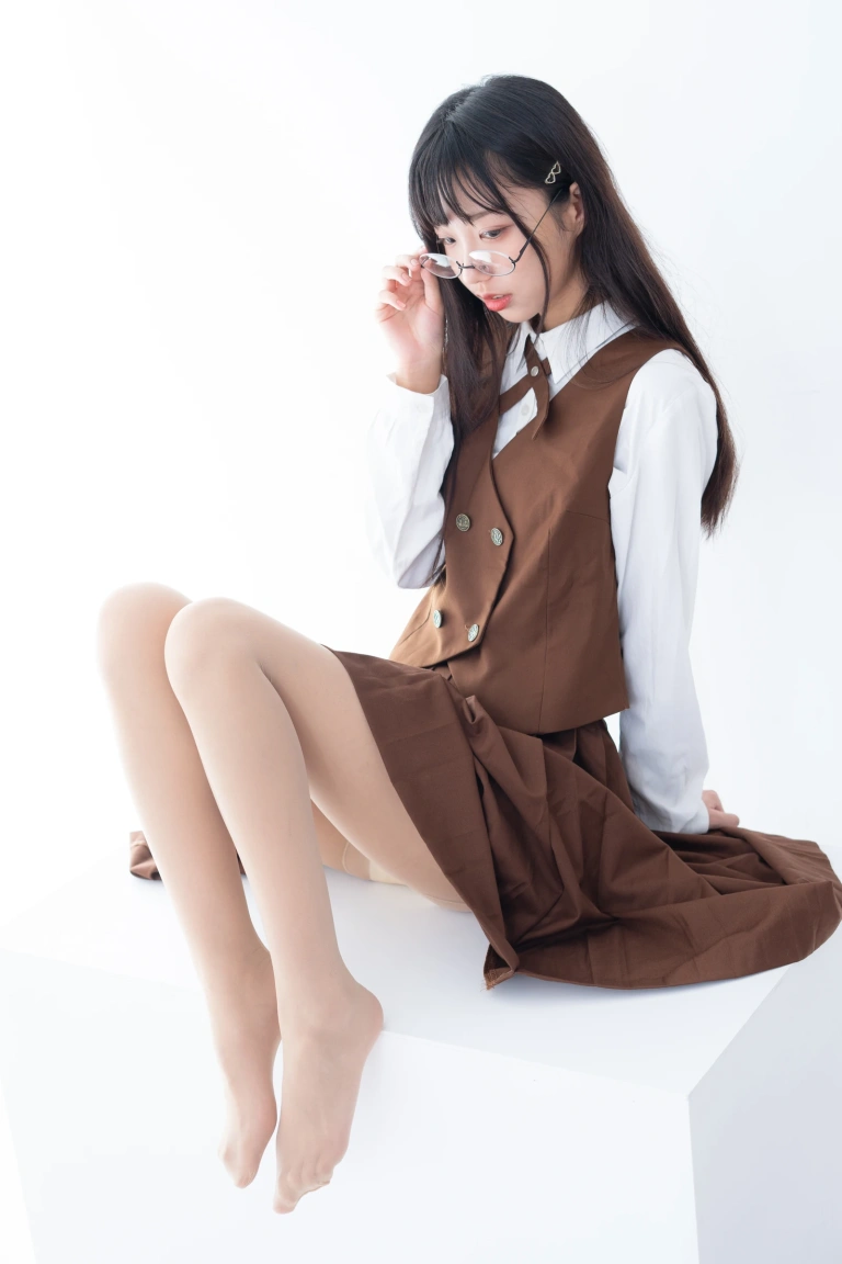 森萝财团《JKFUN-033 《摄助习作-小梓》 肉丝30D 小梓》主题写真：48张全套美图，含1个视频