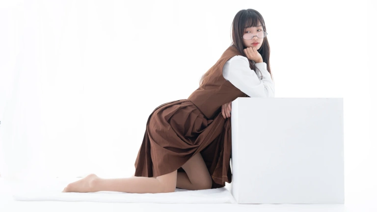 森萝财团《JKFUN-033 《摄助习作-小梓》 肉丝30D 小梓》主题写真：48张全套美图，含1个视频