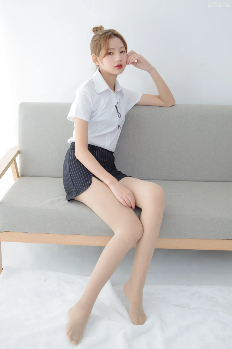 森萝财团《JKFUN-042 《OL一定要搭配眼镜》50D肉丝》主题写真：63张全套美图，含1个视频
