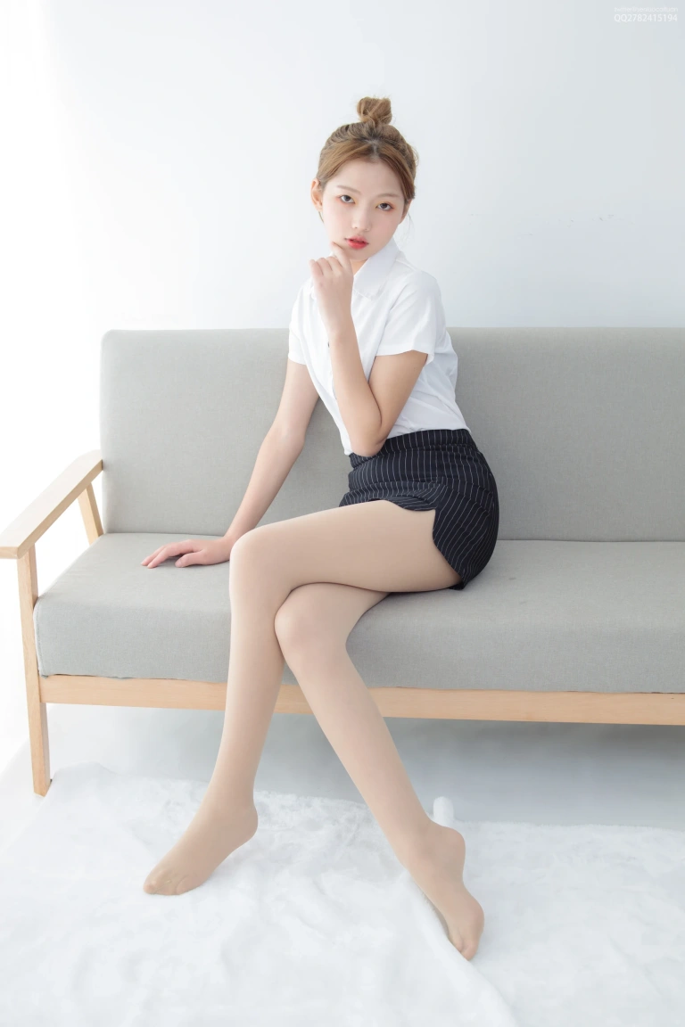 森萝财团《JKFUN-042 《OL一定要搭配眼镜》50D肉丝》主题写真：63张全套美图，含1个视频