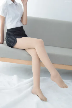 森萝财团《JKFUN-042 《OL一定要搭配眼镜》50D肉丝》主题写真：63张全套美图，含1个视频