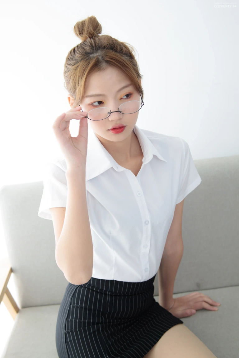 森萝财团《JKFUN-042 《OL一定要搭配眼镜》50D肉丝》主题写真：63张全套美图，含1个视频