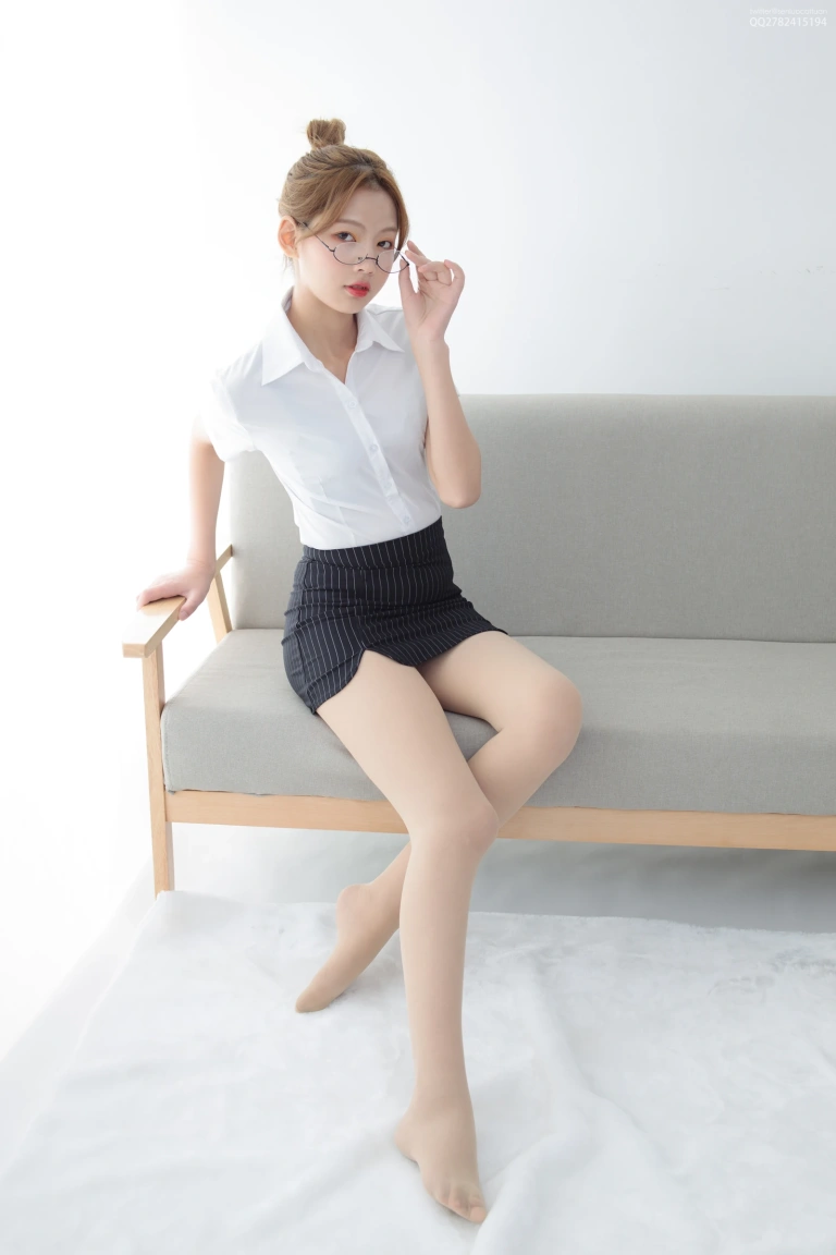 森萝财团《JKFUN-042 《OL一定要搭配眼镜》50D肉丝》主题写真：63张全套美图，含1个视频