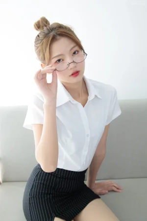 森萝财团《JKFUN-042 《OL一定要搭配眼镜》50D肉丝》主题写真：63张全套美图，含1个视频