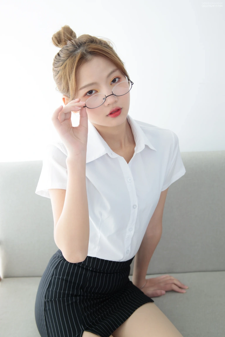 森萝财团《JKFUN-042 《OL一定要搭配眼镜》50D肉丝》主题写真：63张全套美图，含1个视频