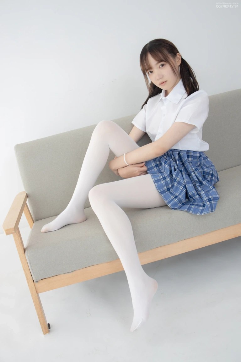 森萝财团《JKFUN-045 《百圆定制1-2》 80D白丝 Aika》主题写真：25张全套美图，含1个视频
