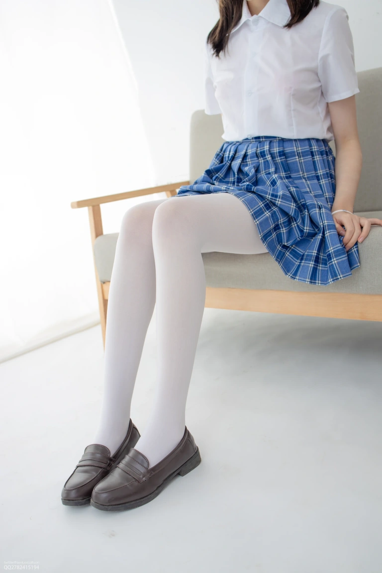 森萝财团《JKFUN-045 《百圆定制1-2》 80D白丝 Aika》主题写真：25张全套美图，含1个视频