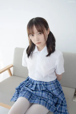 森萝财团《JKFUN-045 《百圆定制1-2》 80D白丝 Aika》主题写真：25张全套美图，含1个视频