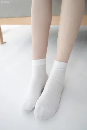 森萝财团《JKFUN-046 《百圆定制1-3》 短棉袜 Aika》主题写真：27张全套美图，含1个视频