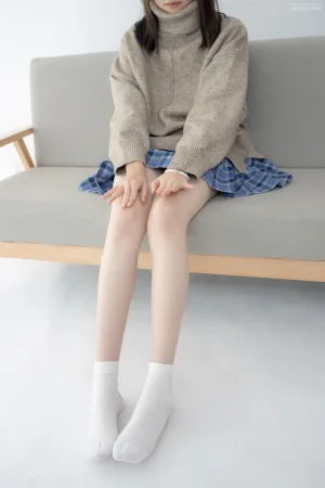 森萝财团《JKFUN-046 《百圆定制1-3》 短棉袜 Aika》主题写真：27张全套美图，含1个视频