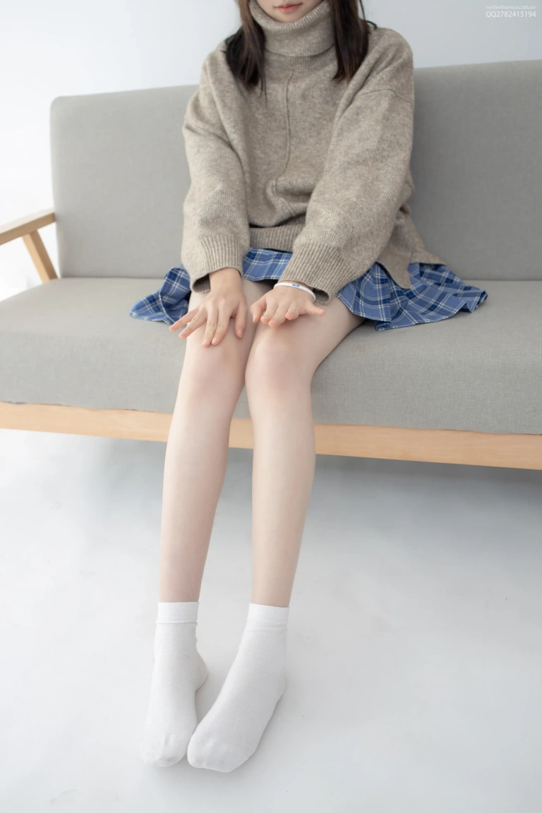 森萝财团《JKFUN-046 《百圆定制1-3》 短棉袜 Aika》主题写真：27张全套美图，含1个视频