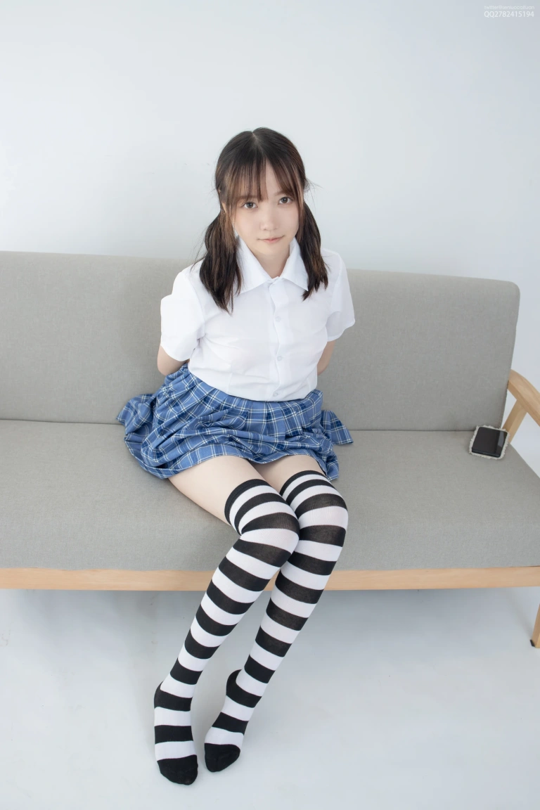 森萝财团《JKFUN-047 《百圆定制1-4》 黑白高筒 Aika》主题写真：36张全套美图，含1个视频