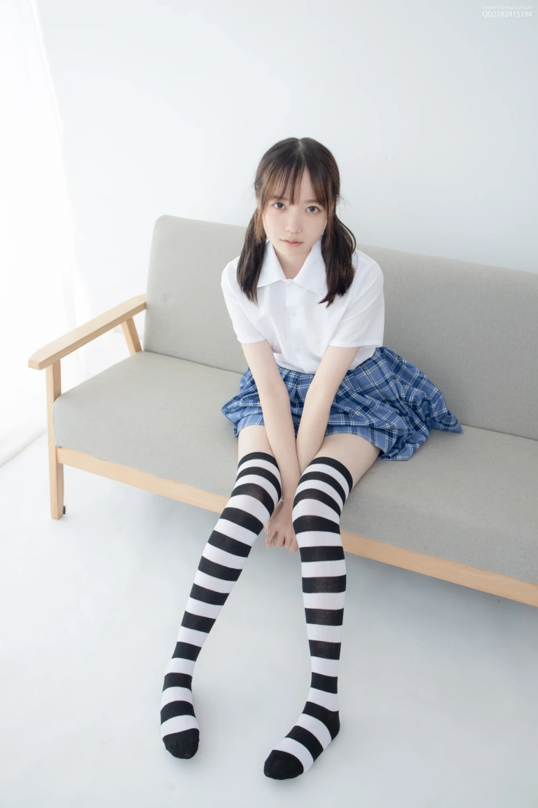 森萝财团《JKFUN-047 《百圆定制1-4》 黑白高筒 Aika》主题写真：36张全套美图，含1个视频