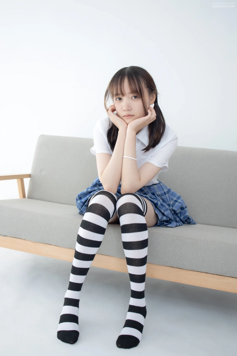 森萝财团《JKFUN-047 《百圆定制1-4》 黑白高筒 Aika》主题写真：36张全套美图，含1个视频