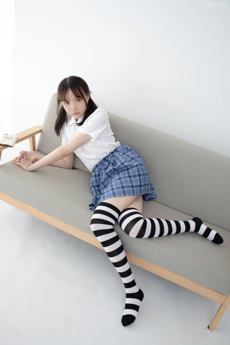 森萝财团《JKFUN-047 《百圆定制1-4》 黑白高筒 Aika》主题写真：36张全套美图，含1个视频
