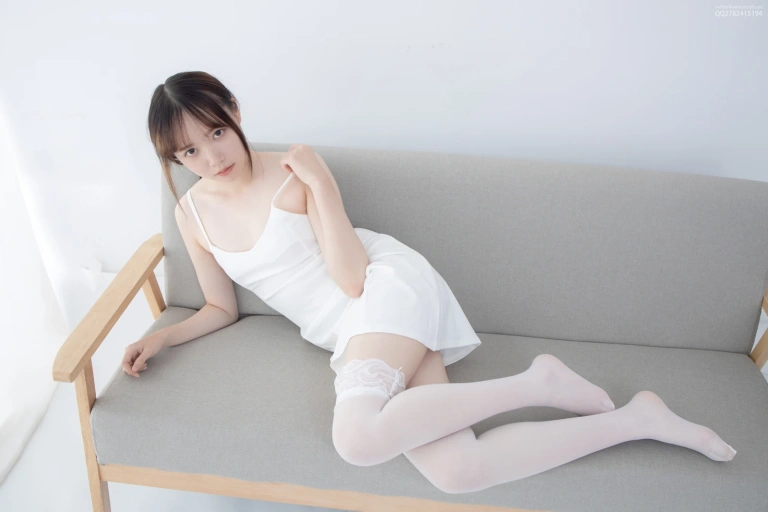 森萝财团《JKFUN-049 《百圆定制1-5》 30D蕾丝边高筒袜 Aika》主题写真：34张全套美图，含1个视频
