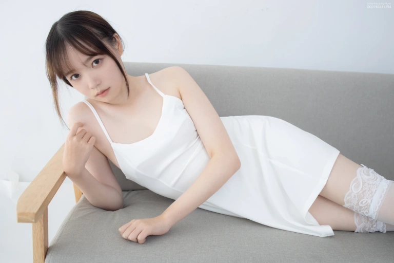 森萝财团《JKFUN-049 《百圆定制1-5》 30D蕾丝边高筒袜 Aika》主题写真：34张全套美图，含1个视频