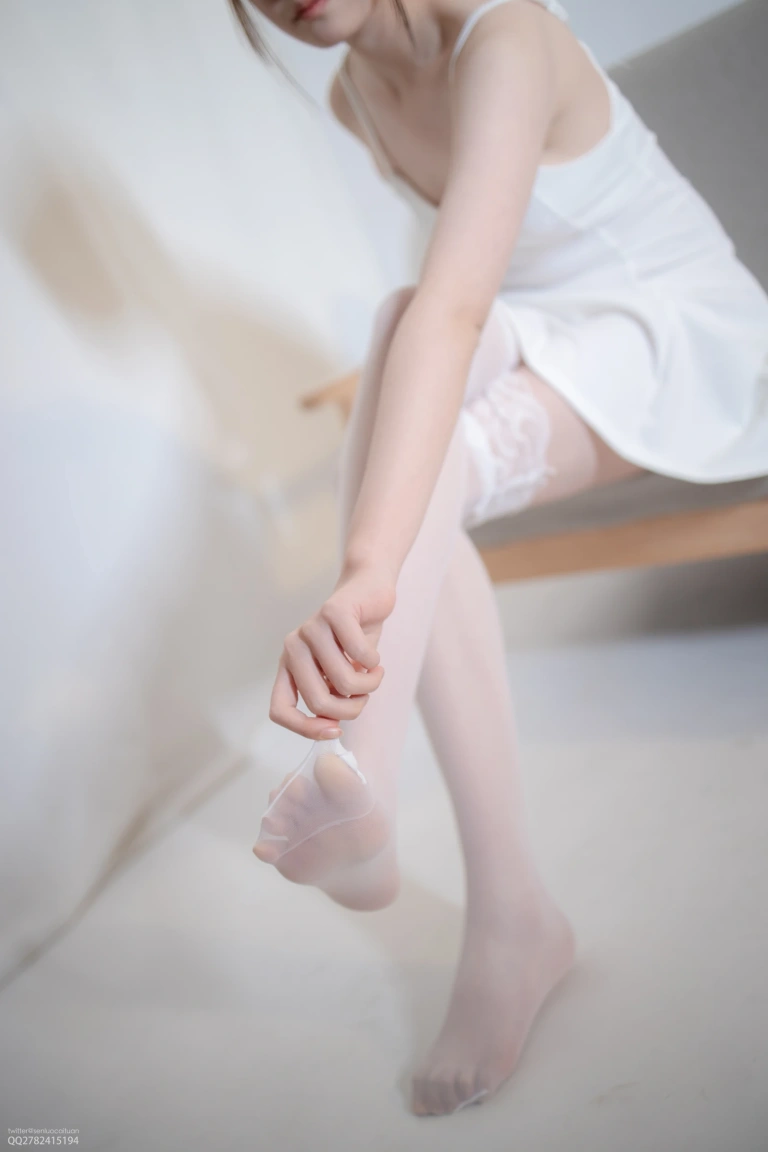 森萝财团《JKFUN-049 《百圆定制1-5》 30D蕾丝边高筒袜 Aika》主题写真：34张全套美图，含1个视频