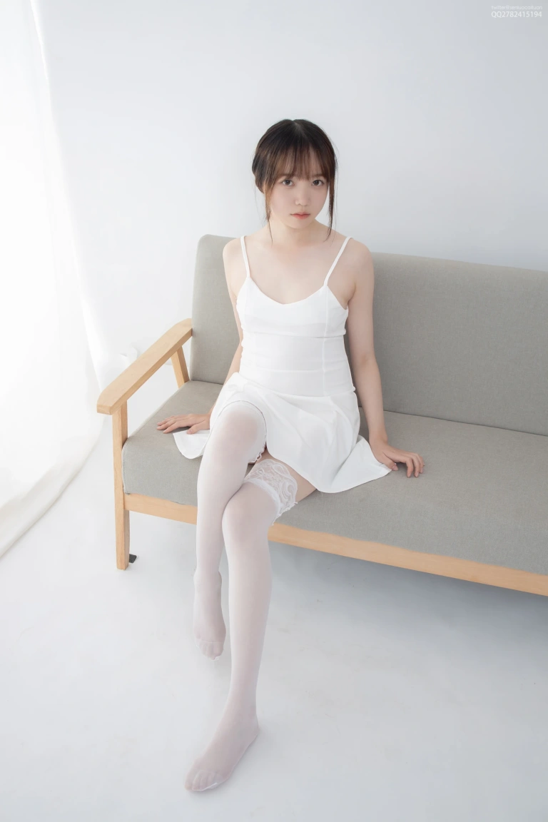 森萝财团《JKFUN-049 《百圆定制1-5》 30D蕾丝边高筒袜 Aika》主题写真：34张全套美图，含1个视频