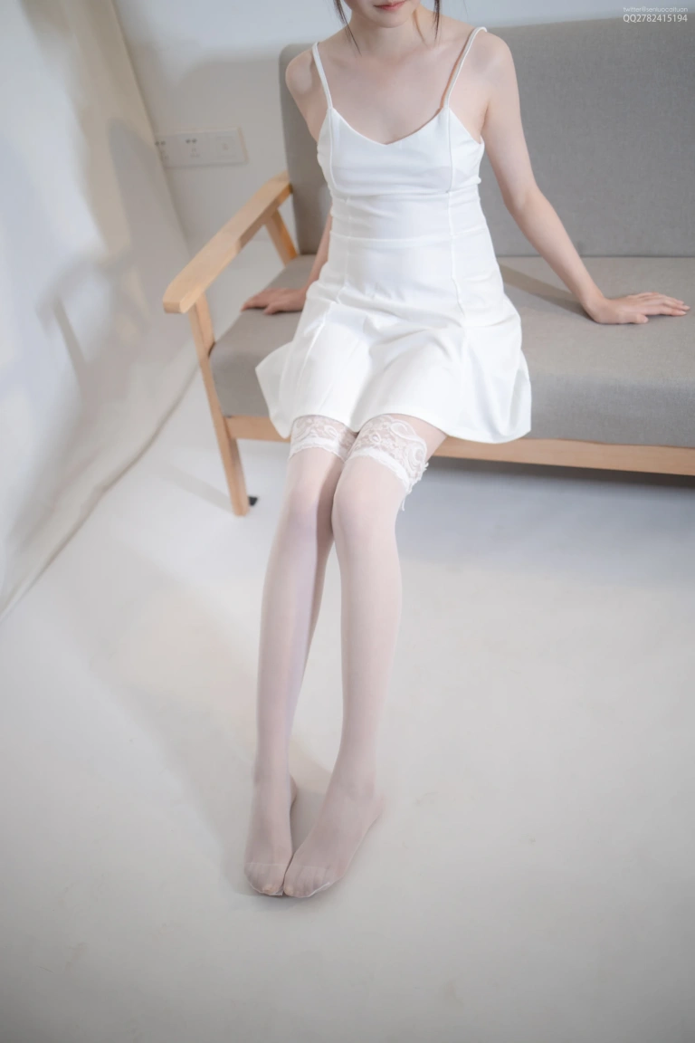 森萝财团《JKFUN-049 《百圆定制1-5》 30D蕾丝边高筒袜 Aika》主题写真：34张全套美图，含1个视频
