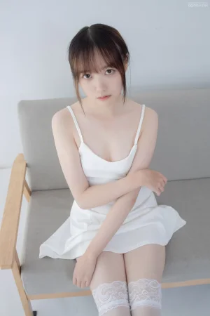 森萝财团《JKFUN-049 《百圆定制1-5》 30D蕾丝边高筒袜 Aika》主题写真：34张全套美图，含1个视频
