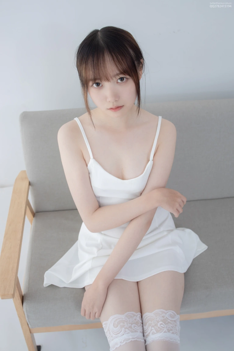 森萝财团《JKFUN-049 《百圆定制1-5》 30D蕾丝边高筒袜 Aika》主题写真：34张全套美图，含1个视频